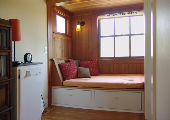 07. upper window seat